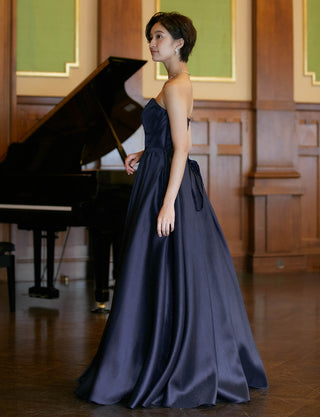 TWEED DRESS(ツイードドレス)のダークネイビーロングドレス・サテン｜TW1922-DNYの全身側面画像です。