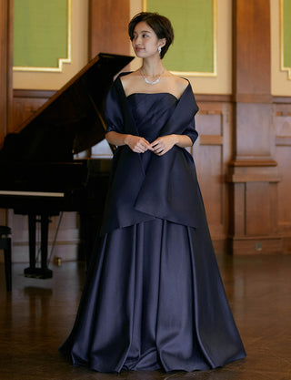TWEED DRESS(ツイードドレス)のダークネイビーロングドレス・サテン｜TW1922-DNYの全身正面ストール着用画像です。
