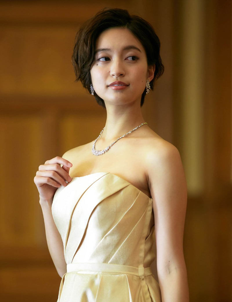 TWEED DRESS(ツイードドレス)のゴールドロングドレス・サテン｜TW1922-GDの上半身斜め画像です。